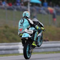 Sin arriesgar en mojado, Joan Mir domina los primeros libres y es el hombre a batir en Austria