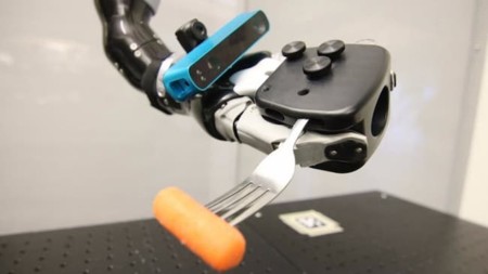 Poner cámaras en las manos de los robots: una solución para que ejecuten movimientos más precisos