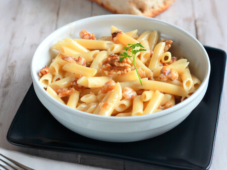 Macarrones con salsa de gorgonzola y nueces: receta rápida de pasta