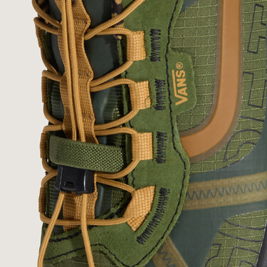 Parecen unas botas de senderismo, pero son las zapatillas impermeables de Vans más cómodas y las favoritas de Tom Hardy para llevar en otoño 