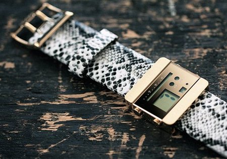 Nooka ZOOV el reloj de estilo futurista con correa de piel de pitón