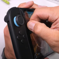 Nerd obcecado por tecnologia removeu película protetora do Switch 2, que, segundo a Nintendo, não devemos remover em hipótese alguma 