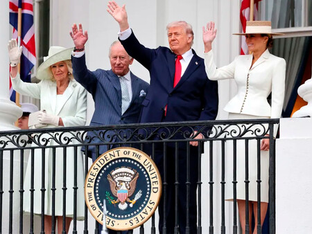 Las Dos Parejas Saludando Durante La Visita