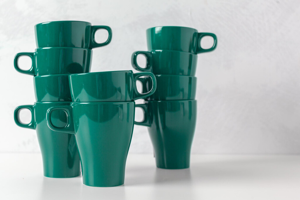 Colecciono tazas de todo tipo y este es el organizador que he fichado para no tener que apilarlas en el armario