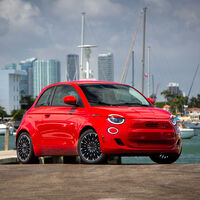 Los concesionarios se están comiendo con patatas el Fiat 500 eléctrico porque nadie lo quiere. Uno ha decidido "regalarlos" para quitárselos de encima