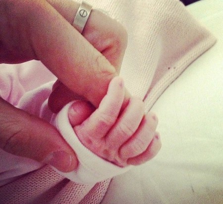 ¡Pero qué mono! Fábregas ya nos ha regalado la primera foto de su hija
