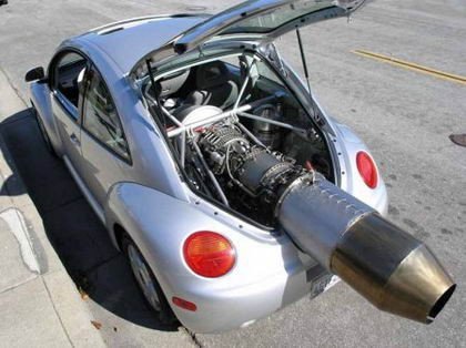 VW New Beetle con el motor de un jet