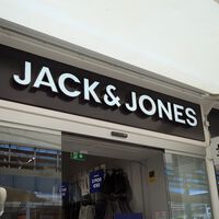 Las rebajas de El Corte Inglés liquidan al 40% de descuento la cazadora ideal para esta temporada 