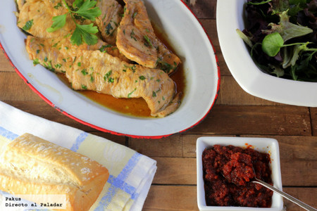 Escalopines de pollo marinado a la parrilla con salsa de tomates secos. Receta