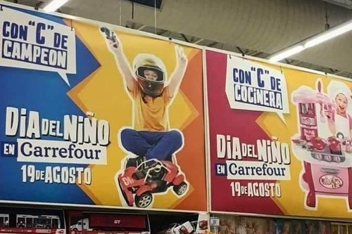 Carrefour se ve obligado a rectificar tras la avalancha de críticas suscitada por una publicidad de juguetes sexista
