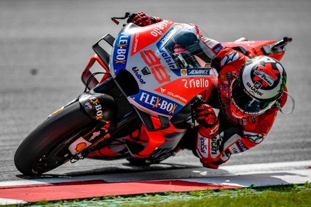 Jorge Lorenzo derrota a Marc Márquez en un emocionante mano a mano para sumar su tercera victoria con Ducati