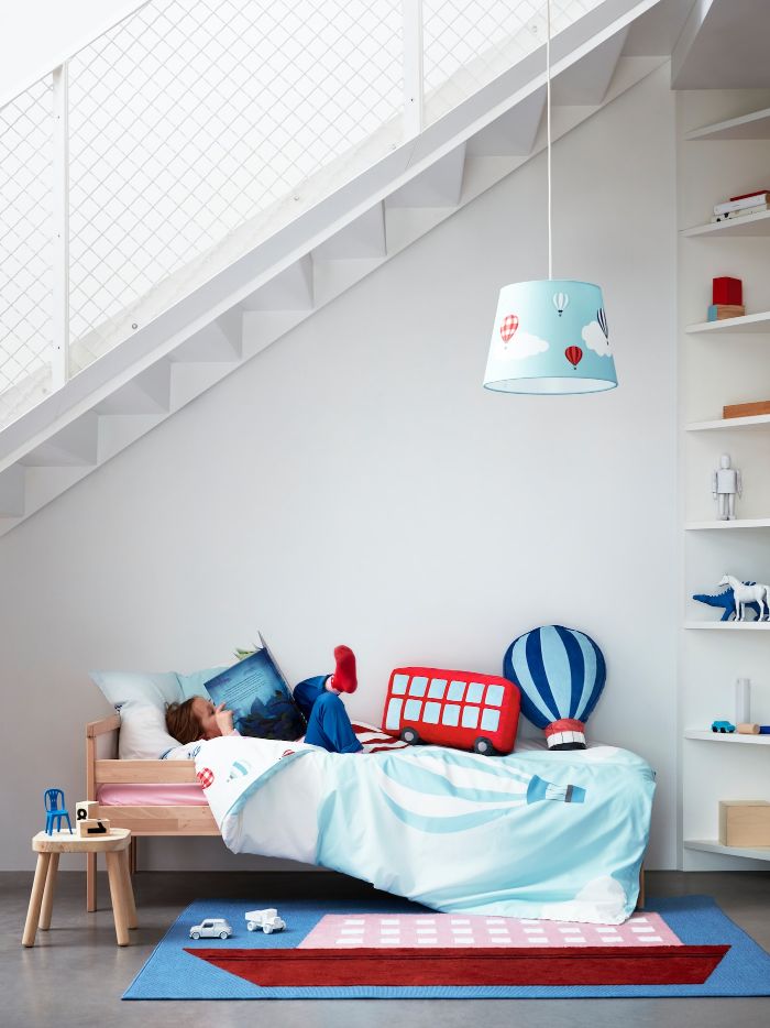 Cama con varandilla de madera