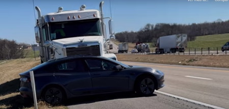 Este vídeo de un camión arrastrando a un Tesla Model 3 por la autovía recuerda por qué no se debe adelantar por la derecha