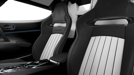 Este es el Koenigsegg Regera al desnudo, luciendo palmito y fibra de carbono