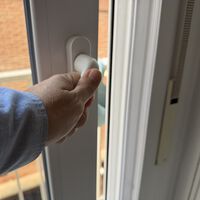 Tengo ventanas correderas en casa: cómo aislarlas del exterior para ahorrar en aire acondicionado este verano 
