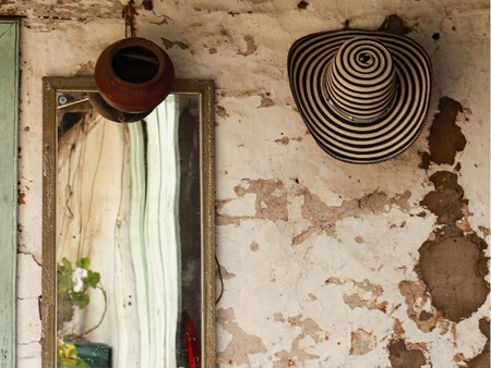 Un recibidor con la pared llena de textura.