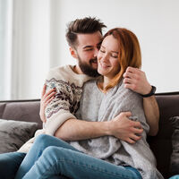 El simple y poderoso hábito de las parejas más duraderas en España: la regla 2-2-2