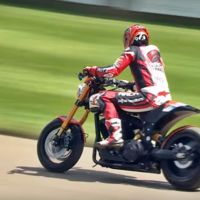 Keanu Reeves sube la colina de Goodwood sobre la moto que él mismo ha diseñado