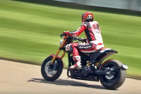 Keanu Reeves sube la colina de Goodwood sobre la moto que él mismo ha diseñado
