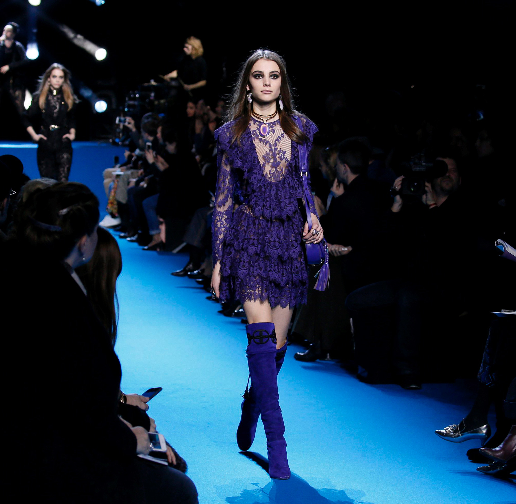 Foto de Elie Saab nos presenta su lado bohemio más rockero en su desfile Otoño-Invierno 2016/2017 ¡Amor puro! (7/10)