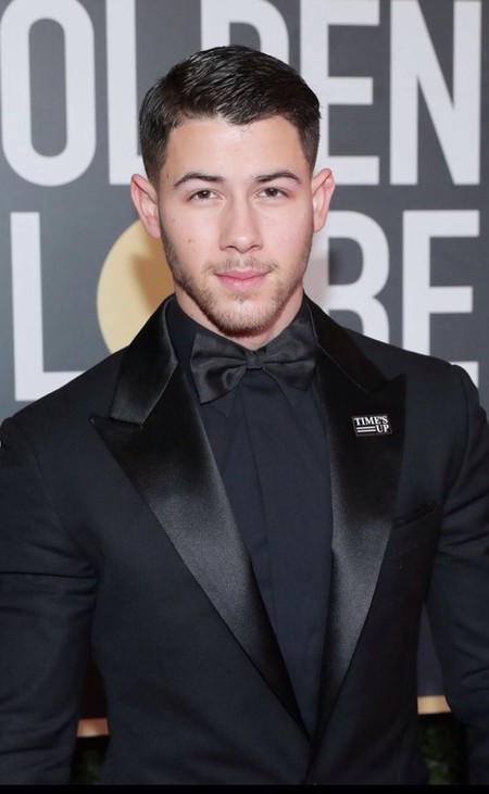 Nick Jonas es elegancia pura en su look para los Golden Globes 2018