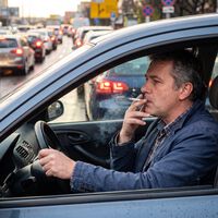 Ele acendeu um cigarro para encarar o engarrafamento e terminou o dia com menos 4 pontos na carteira: agente flagra condutor sem as mãos no volante e aplica multa média 