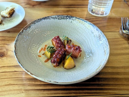 Pulpo con melocotón a la parrilla y salsa tom ka