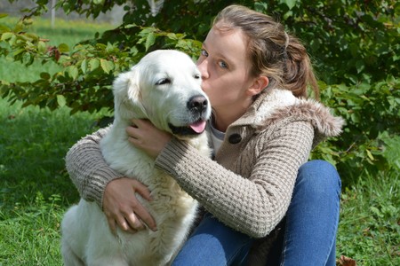 Mejoran la autoestima y rebajan la ansiedad: así benefician los perros de terapia a los adolescentes con trastornos alimentarios