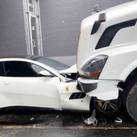 Lo despiden, y en venganza estrella un trailer contra el Ferrari GTC4 Lusso de su jefe