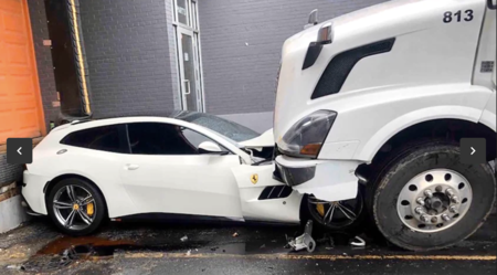 Lo despiden, y en venganza estrella un trailer contra el Ferrari GTC4 Lusso de su jefe