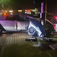 Una Cybertruck en modo Autopilot se estrelló contra un poste. Su conductor lo vio venir, pero no intervino porque confiaba en lo que dijo Elon Musk: la conducción autónomo de Tesla es “alucinante”