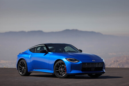 ¡Hola, puristas! El nuevo Nissan Z es un coupé deliciosamente analógico de 400 CV, tracción trasera y cambio manual de serie