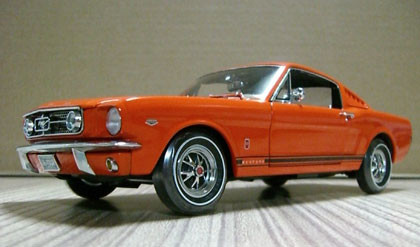 1965 Ford Mustang GT 2+2 Fastback a escala 1:18
