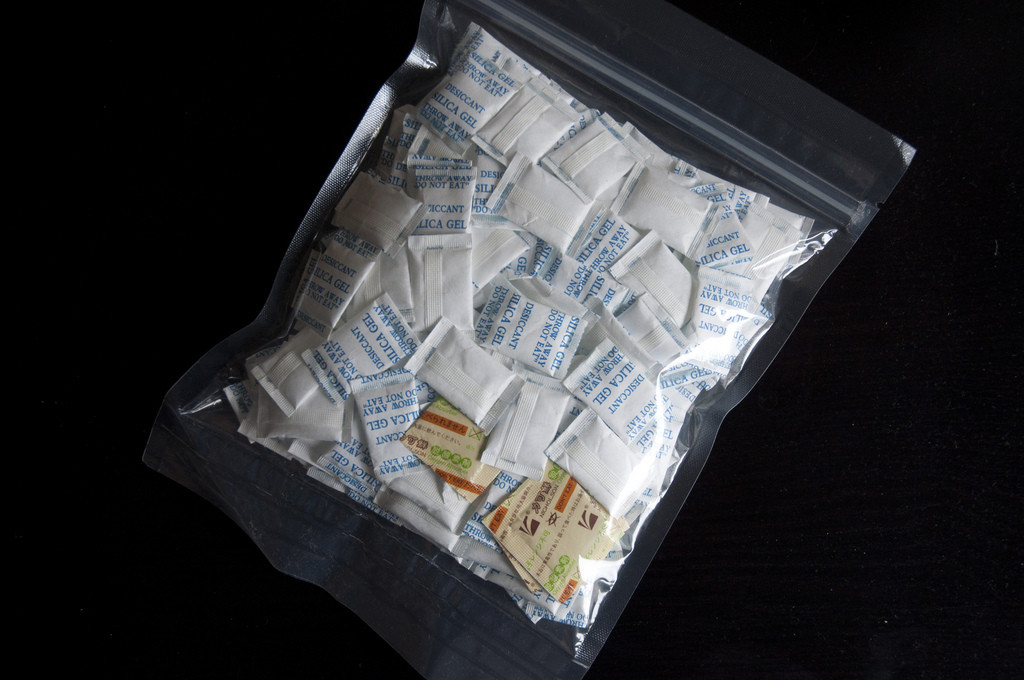 Qué son y para qué sirven las bolsitas de gel de sílice que vienen en