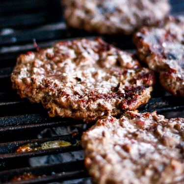 OCU advierte sobre los preparados de hamburguesa en el súper: “El 80% son burger meat” 