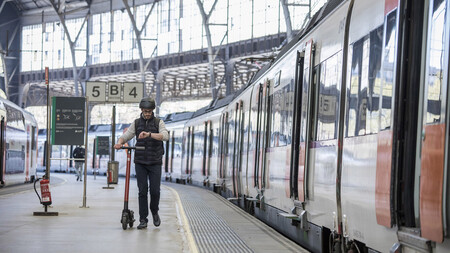 Usuario de patinete en tren