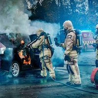 Expertos en incendios desmontan el bulo: los bomberos confirman que los coches eléctricos se incendian menos que los de gasolina