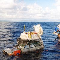 Convirtieron dos coches en campers flotantes, vivieron casi cuatro meses a la deriva y cruzaron el Atlántico para despedirse de su padre
