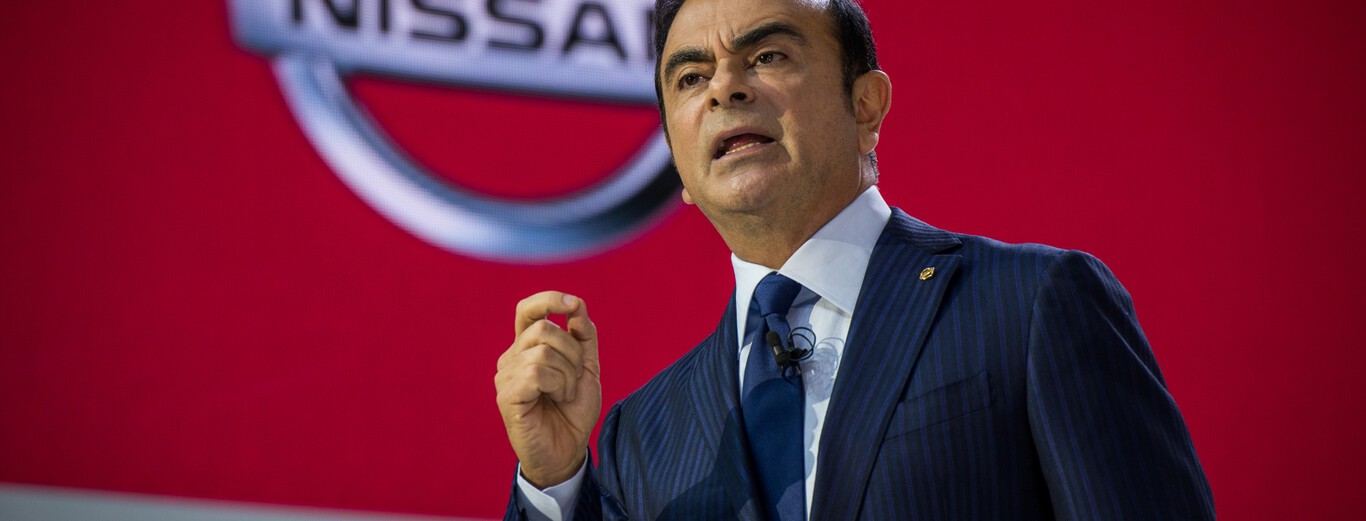 Accionistas de Nissan pierden la paciencia con el mexicano Iván Espinosa y proponen el regreso de Carlos Ghosn, prófugo de Japón
