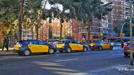 Principio de acuerdo con los taxistas en Barcelona, mientras Cabify se plantea abandonar la ciudad