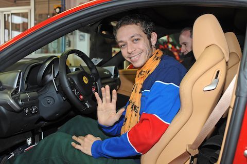 valentino-rossi-con-el-ferrari-458-italia.jpg