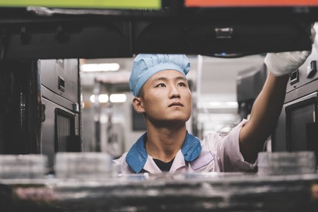 Ming-Chi Kuo advierte que habrá retrasos y poco retorno laboral en las fábricas proveedoras de Apple en China