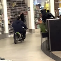 Se meten con unas motos a un centro comercial, espantan a niños y mayores y uno de ellos acaba muerto poco después 