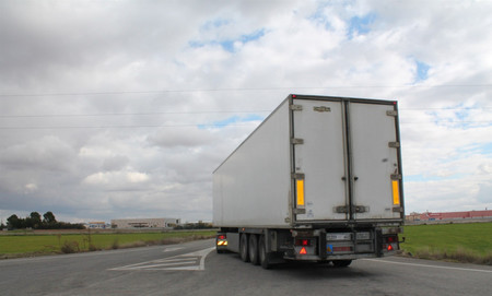 Cómo convivir con los camiones en carretera y no sufrir un infarto en el intento