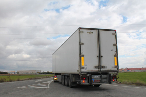 Cómo convivir con los camiones en carretera y no sufrir un infarto en el intento