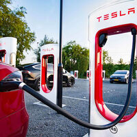 Cargar un coche eléctrico fuera de casa cada vez es más caro: Tesla dispara el precio de sus recargas, y no es la única