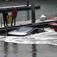 Elon Musk prometió que la Tesla Cybertruck sería sumergible. Han tenido que rescatar a esta porque se ha hundido en la rampa de un puerto