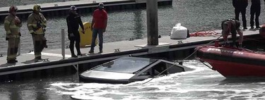 Elon Musk prometió que la Tesla Cybertruck sería sumergible. Han tenido que rescatar a esta porque se ha hundido en la rampa de un puerto