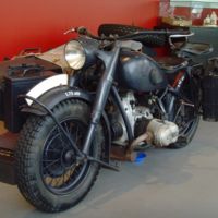 Brad Pitt paga casi 350.000 euros por una BMW R75 con sidecar