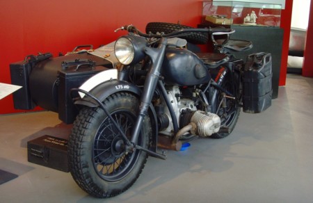 Brad Pitt paga casi 350.000 euros por una BMW R75 con sidecar